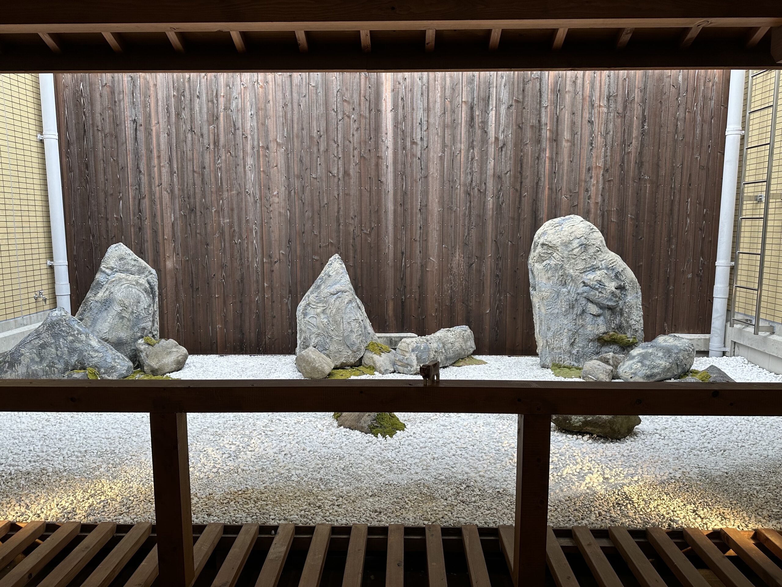 They even had a tiny Zen garden next to the lounge, which was very much enjoyed by Muni!